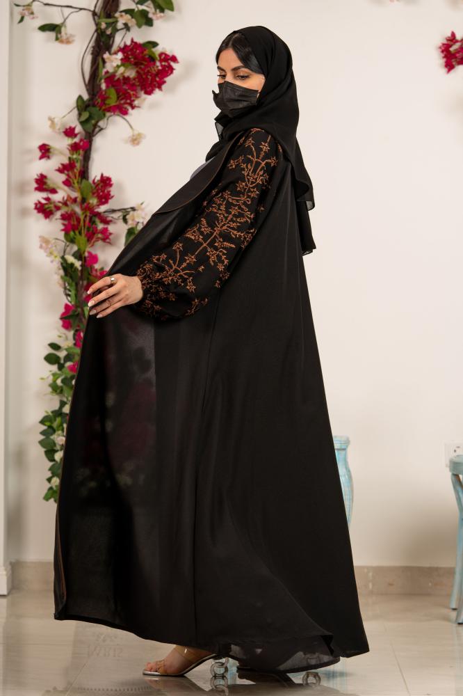 عباية بياقة واسعة مع تطريز بني ع الاكمام